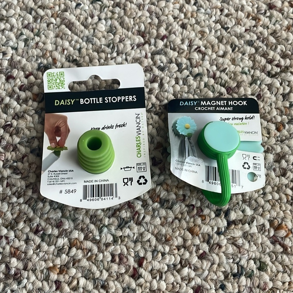 Daisy Brand Silicone Bottle Stopper & Magnet Hook - Picture 2 of 3